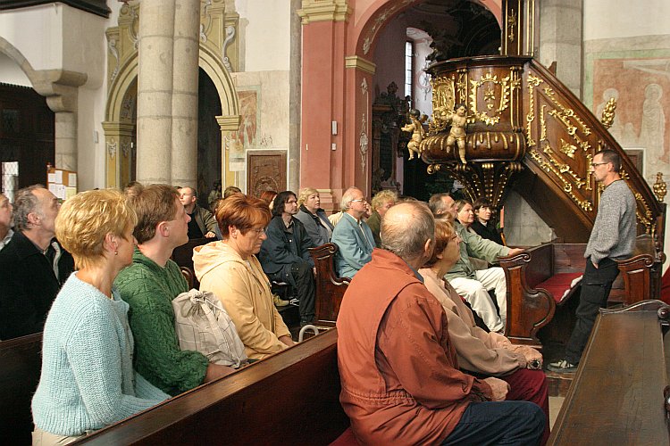 Prohlídka kostela sv. Víta a kaple sv. Václava, výklad: PhDr. Petr Pavelec, Svatováclavské slavnosti 2004, foto: © Lubor Mrázek