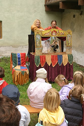 Popelka - Studio Dell arte Č. Budějovice, Svatováclavské slavnosti 2004, foto: © Lubor Mrázek