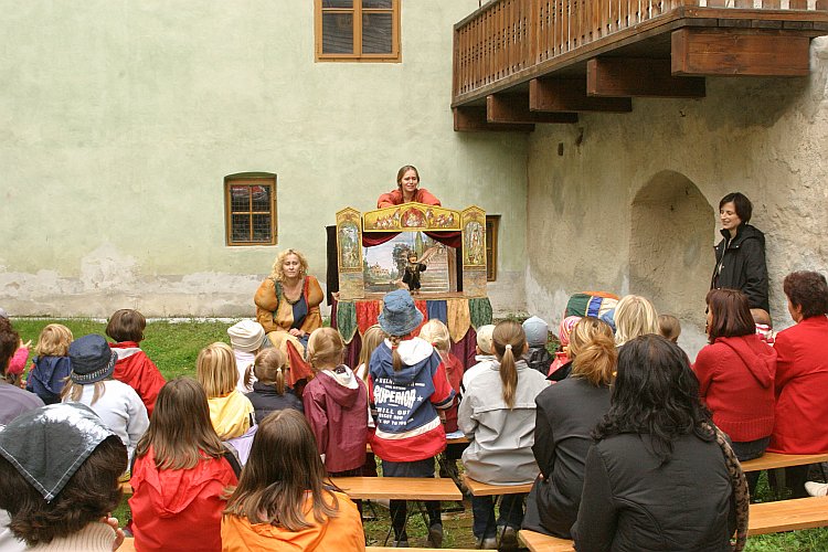 St.-Wenzels-Fest 2004 - Aschenputtel - Studio Dell arte Č. Budějovice im Hof von U malého Vítka, Foto: © Lubor Mrázek