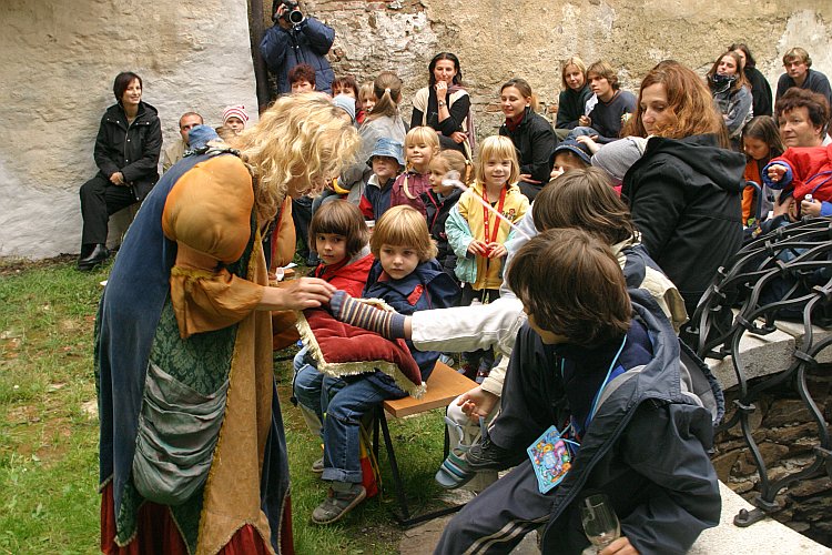 St.-Wenzels-Fest 2004 - Aschenputtel - Studio Dell arte Č. Budějovice im Hof von U malého Vítka, Foto: © Lubor Mrázek