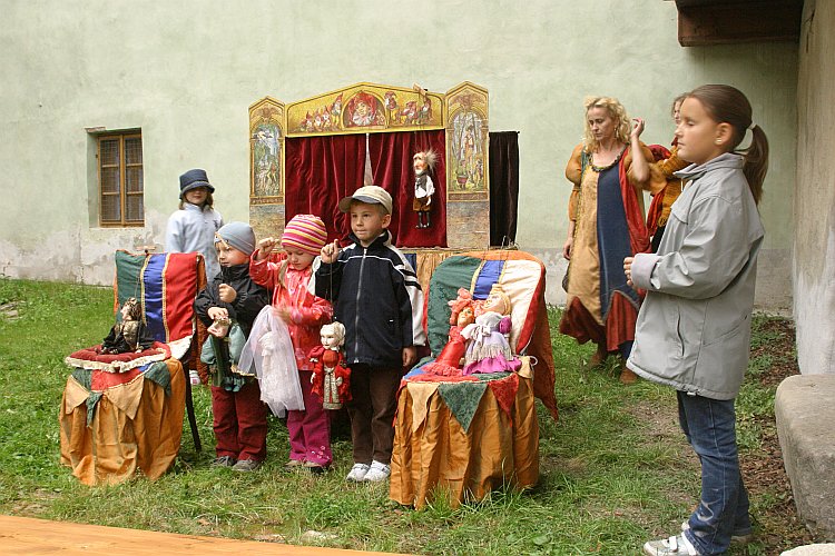 St.-Wenzels-Fest 2004 - Aschenputtel - Studio Dell arte Č. Budějovice im Hof von U malého Vítka, Foto: © Lubor Mrázek