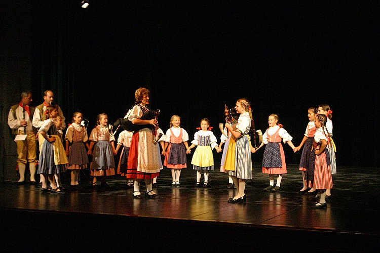 St.-Wenzels-Fest 2004 - Abend mit der Folklore - Jitřenka Český Krumlov, Folkloreensemble Růže Český Krumlov, Corro Monte Zugna Roveretto (Italien), Foto: © Lubor Mrázek