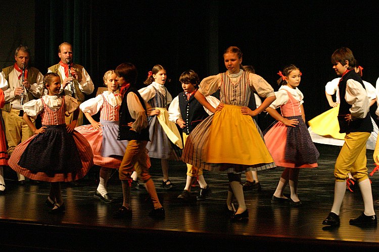 St.-Wenzels-Fest 2004 - Abend mit der Folklore - Jitřenka Český Krumlov, Folkloreensemble Růže Český Krumlov, Corro Monte Zugna Roveretto (Italien), Foto: © Lubor Mrázek