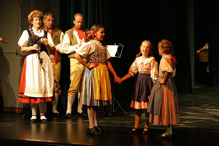 St.-Wenzels-Fest 2004 - Abend mit der Folklore - Jitřenka Český Krumlov, Folkloreensemble Růže Český Krumlov, Corro Monte Zugna Roveretto (Italien), Foto: © Lubor Mrázek