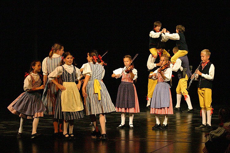 St.-Wenzels-Fest 2004 - Abend mit der Folklore - Jitřenka Český Krumlov, Folkloreensemble Růže Český Krumlov, Corro Monte Zugna Roveretto (Italien), Foto: © Lubor Mrázek