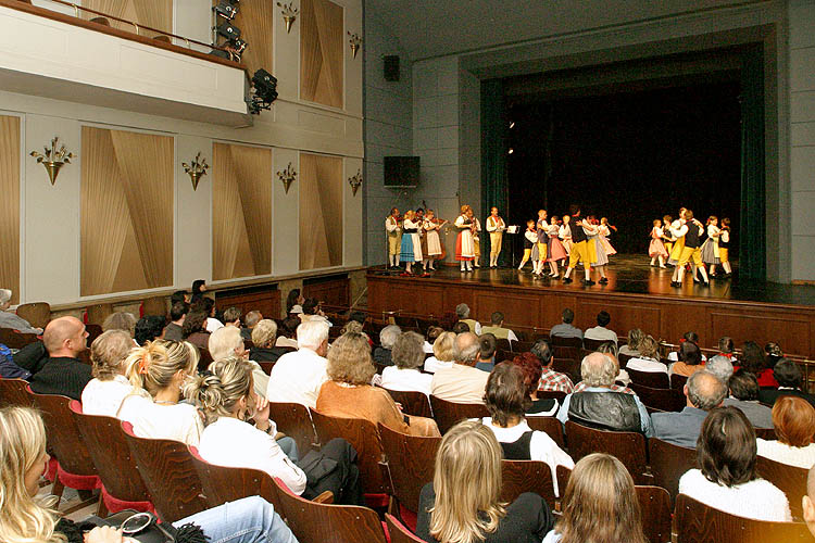 St.-Wenzels-Fest 2004 - Abend mit der Folklore - Jitřenka Český Krumlov, Folkloreensemble Růže Český Krumlov, Corro Monte Zugna Roveretto (Italien), Foto: © Lubor Mrázek