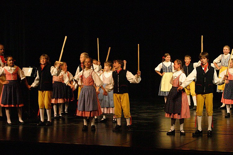 St.-Wenzels-Fest 2004 - Abend mit der Folklore - Jitřenka Český Krumlov, Folkloreensemble Růže Český Krumlov, Corro Monte Zugna Roveretto (Italien), Foto: © Lubor Mrázek