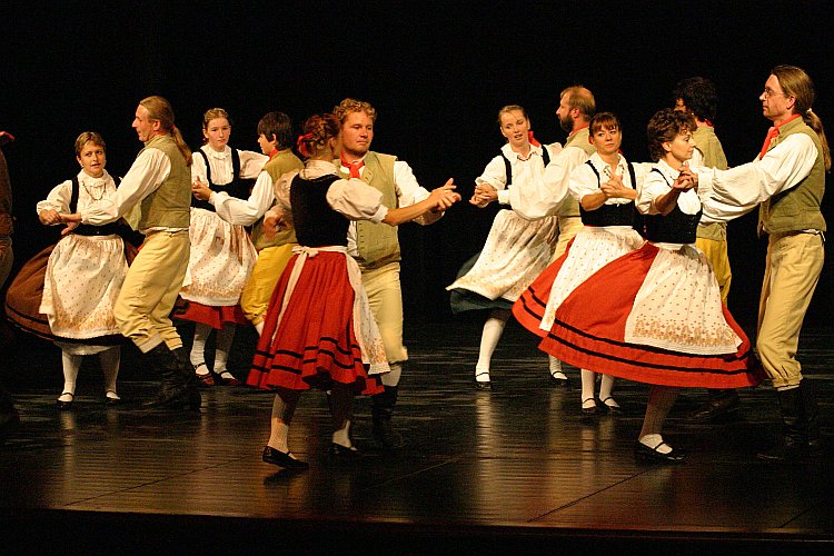 St.-Wenzels-Fest 2004 - Abend mit der Folklore - Jitřenka Český Krumlov, Folkloreensemble Růže Český Krumlov, Corro Monte Zugna Roveretto (Italien), Foto: © Lubor Mrázek