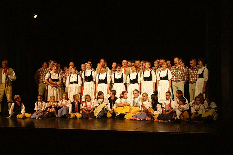 St.-Wenzels-Fest 2004 - Abend mit der Folklore - Jitřenka Český Krumlov, Folkloreensemble Růže Český Krumlov, Corro Monte Zugna Roveretto (Italien), Foto: © Lubor Mrázek