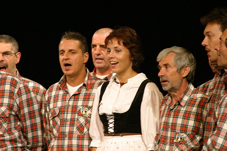 St.-Wenzels-Fest 2004 - Abend mit der Folklore - Jitřenka Český Krumlov, Folkloreensemble Růže Český Krumlov, Corro Monte Zugna Roveretto (Italien), Foto: © Lubor Mrázek