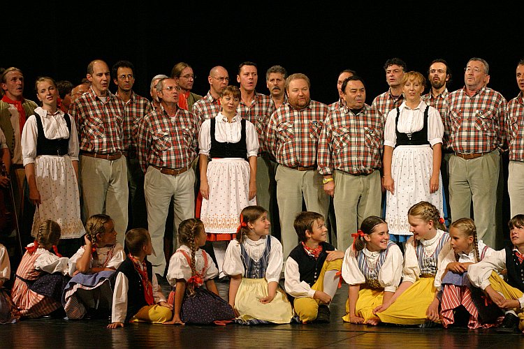 St.-Wenzels-Fest 2004 - Abend mit der Folklore - Jitřenka Český Krumlov, Folkloreensemble Růže Český Krumlov, Corro Monte Zugna Roveretto (Italien), Foto: © Lubor Mrázek