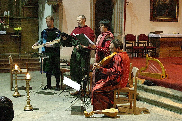 St.-Wenzels-Fest 2004 - Besichtigung der Kirche St. Veit und feierliches Konzert anlässlich des St.-Wenzels-Festes, Foto: © Lubor Mrázek