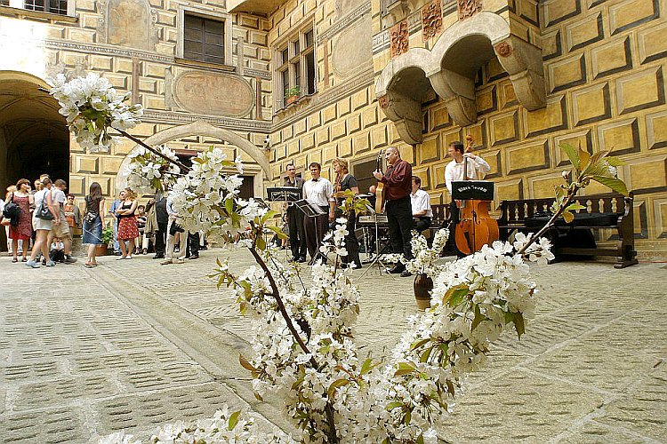 Vernisáž výstavy 12. ročníku Mezinárodní galerie keramické tvorby, 1.5.2005, foto: © 2005 Lubor Mrázek