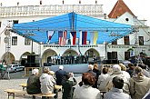 Položení květin k pamětní desce velitelství americké armády na hotelu The Old Inn Český Krumlov, oslavy 60. výročí konce 2. světové války v regionu Český Krumlov, foto: © Lubor Mrázek 