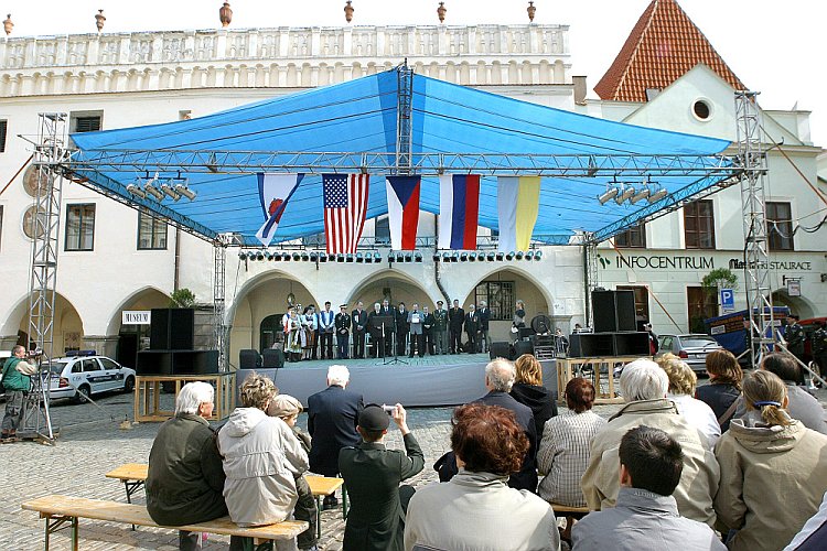 Položení květin k pamětní desce velitelství americké armády na hotelu The Old Inn Český Krumlov, oslavy 60. výročí konce 2. světové války v regionu Český Krumlov, foto: © Lubor Mrázek