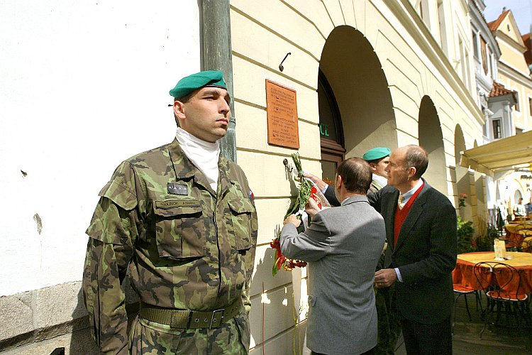 Položení květin k pamětní desce velitelství americké armády na hotelu The Old Inn Český Krumlov, oslavy 60. výročí konce 2. světové války v regionu Český Krumlov, foto: © Lubor Mrázek