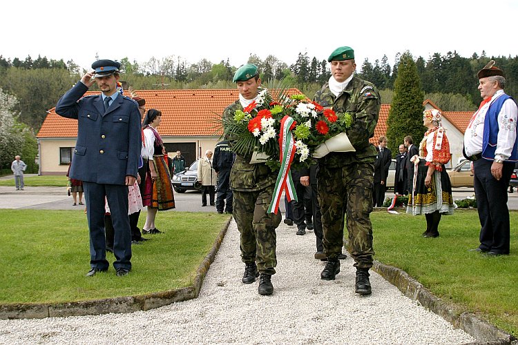 Pietní akt v Rájově, oslavy 60. výročí konce 2. světové války v regionu Český Krumlov, foto: © Lubor Mrázek