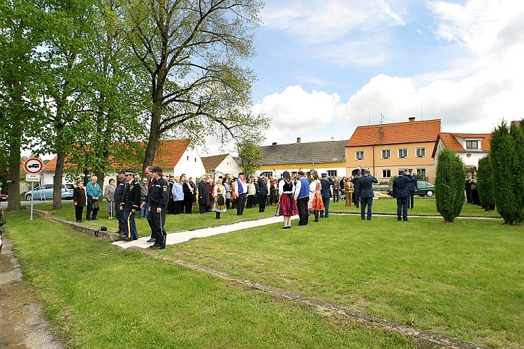 Pietní akt v Rájově, oslavy 60. výročí konce 2. světové války v regionu Český Krumlov, foto: © Lubor Mrázek