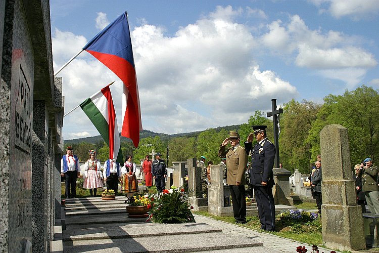 Pietní akt ve Zlaté Koruně, oslavy 60. výročí konce 2. světové války v regionu Český Krumlov, foto: © Lubor Mrázek