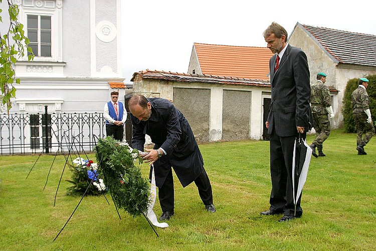 Pietní akt ve Vyšším Brodě, oslavy 60. výročí konce 2. světové války v regionu Český Krumlov, foto: © Lubor Mrázek