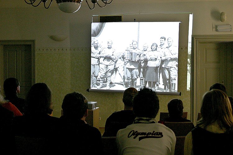 Ukončení oslav spojené s křtem knihy překladů básní Hanse Munka Terezínská svědectví, Hotel u města Vídně Český Krumlov, oslavy 60. výročí konce 2. světové války v regionu Český Krumlov, foto: © Lubor Mrázek