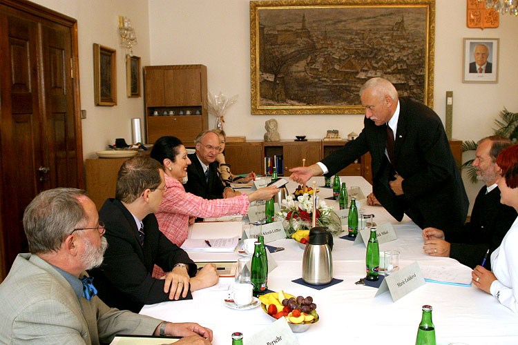 Besuch der Botschafterin Österreichs in der Tschechischen Republik I.E. Dr. Margot Klestil-Löffler in Český Krumlov, die gemeinsame Gespräche im Rathaus, Foto: © Lubor Mrázek