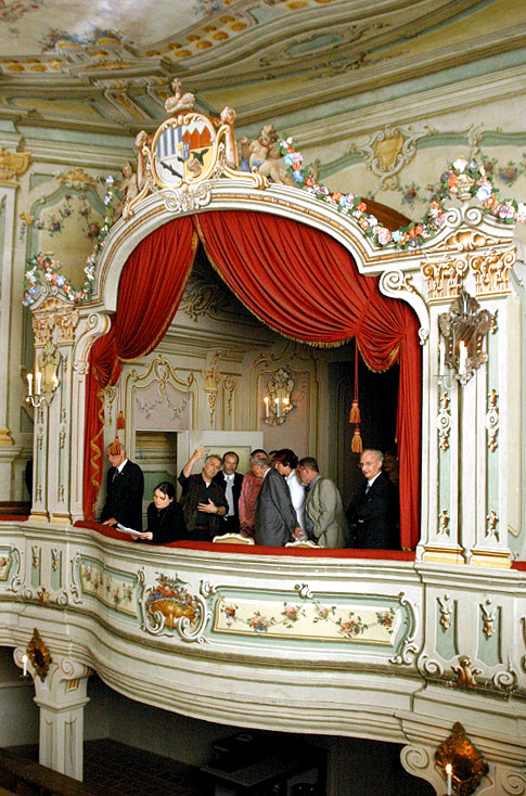 Besuch der Botschafterin Österreichs in der Tschechischen Republik I.E. Dr. Margot Klestil-Löffler in Český Krumlov, die Führung durch das Barocktheater, Foto: © Lubor Mrázek