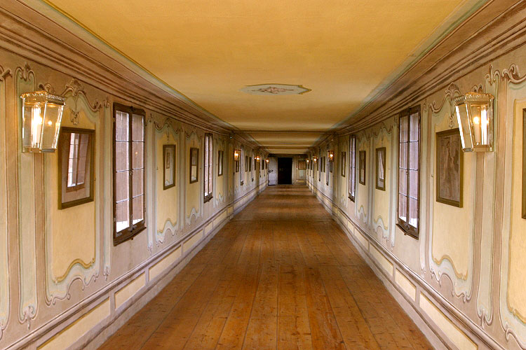 Besuch der Botschafterin Österreichs in der Tschechischen Republik I.E. Dr. Margot Klestil-Löffler in Český Krumlov, die Führung durch den Verbindungsgang, Foto: © Lubor Mrázek