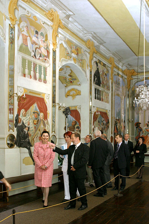 Besuch der Botschafterin Österreichs in der Tschechischen Republik I.E. Dr. Margot Klestil-Löffler in Český Krumlov, die Führung durch den Maskensaal, Foto: © Lubor Mrázek