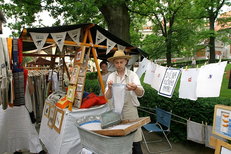 Slavnosti pětilisté růže 2005, 17. - 19. června 2005 - historický trh na I. zámeckém nádvoří, foto: © Lubor Mrázek