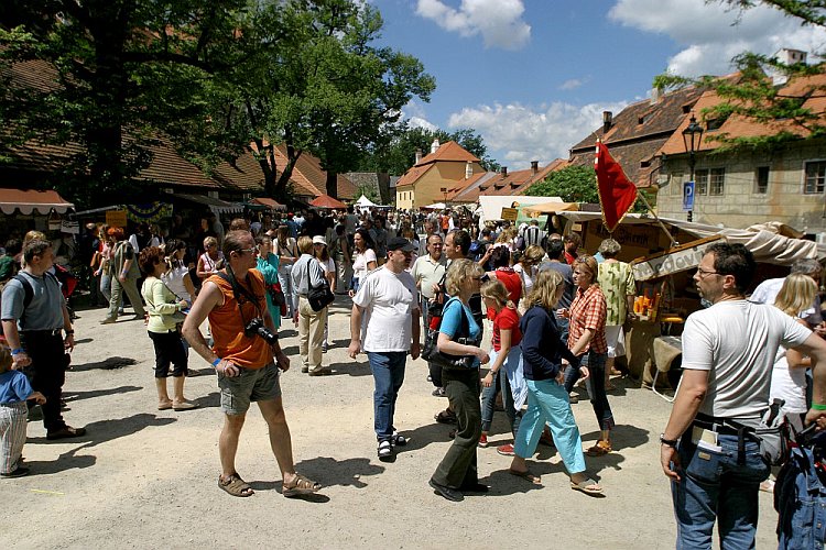 Slavnosti pětilisté růže 2005, 17. - 19. června 2005 - historický trh na I. zámeckém nádvoří, foto: © Lubor Mrázek