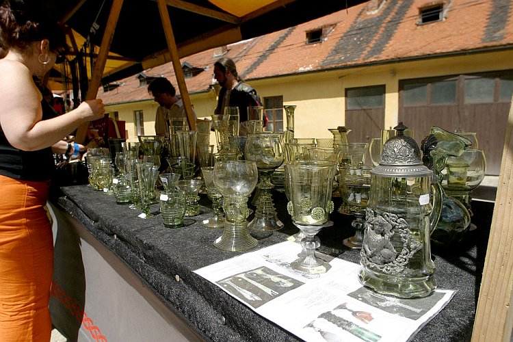 Slavnosti pětilisté růže 2005, 17. - 19. června 2005 - historický trh na I. zámeckém nádvoří, foto: © Lubor Mrázek