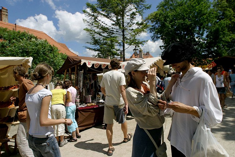 Slavnosti pětilisté růže 2005, 17. - 19. června 2005 - historický trh na I. zámeckém nádvoří, foto: © Lubor Mrázek