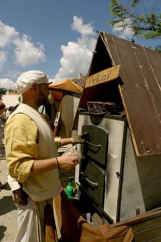 Slavnosti pětilisté růže 2005, 17. - 19. června 2005 - historický trh na I. zámeckém nádvoří, foto: © Lubor Mrázek