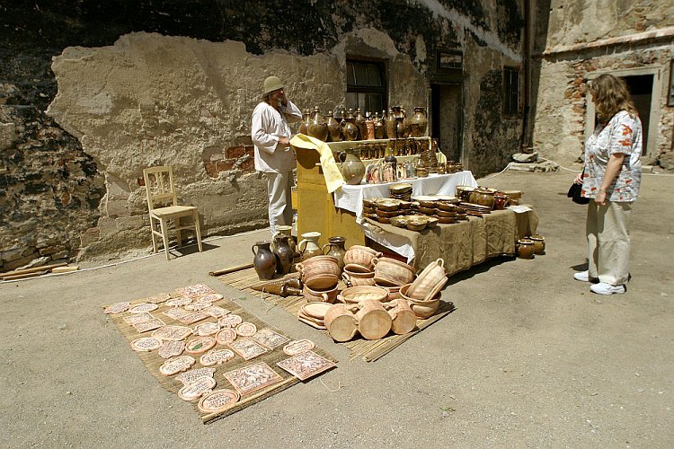 Slavnosti pětilisté růže 2005, 17. - 19. června 2005 - historický trh na I. zámeckém nádvoří, foto: © Lubor Mrázek