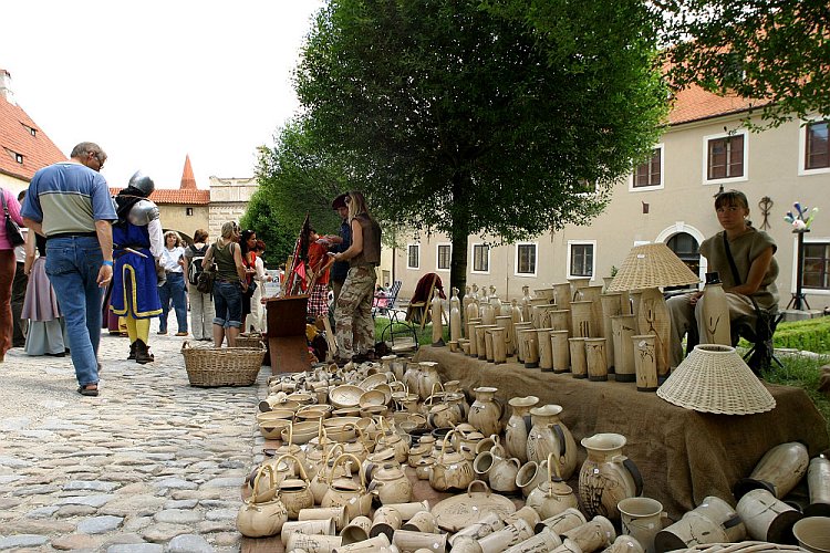 Slavnosti pětilisté růže 2005, 17. - 19. června 2005 - historický trh na I. zámeckém nádvoří, foto: © Lubor Mrázek