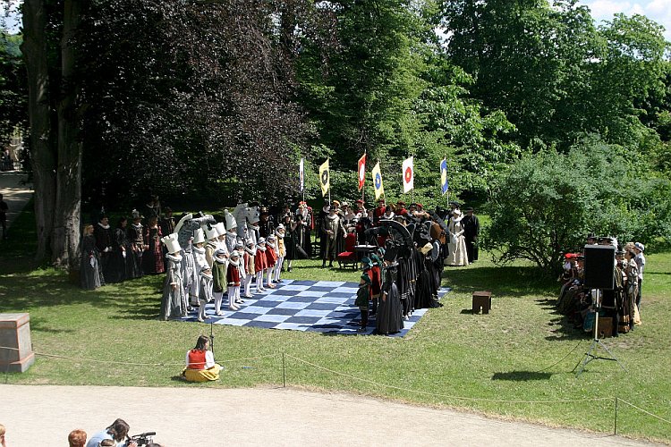 Slavnosti pětilisté růže 2005, 19. června 2005 - živé šachy, foto: © Lubor Mrázek