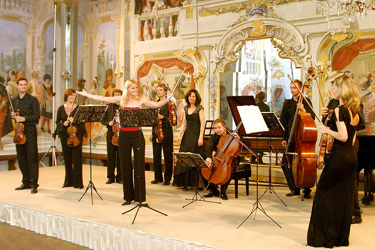 Gabriela Demeterová a Collegium Gabriely Demeterové, 30. června 2005, Festival komorní hudby Český Krumlov, foto: © Lubor Mrázek