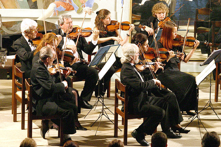 Miroslav Kejmar and String Orchestra of Český Krumlov, 5th July 2005, Festival of Chamber Music Český Krumlov, photo: © Lubor Mrázek