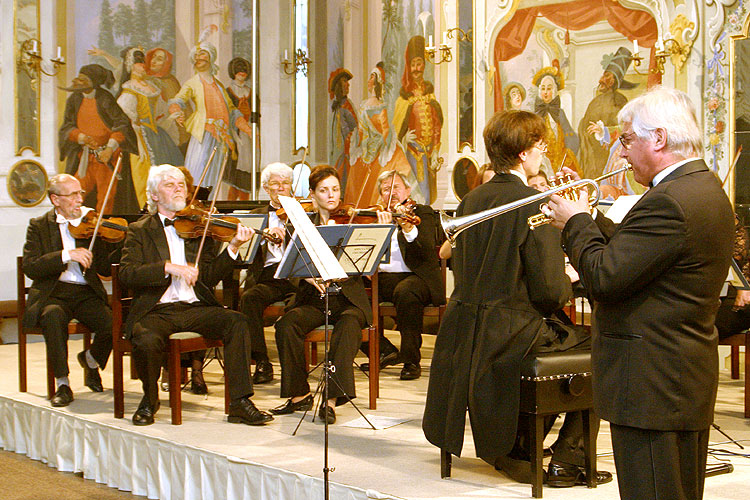 Miroslav Kejmar and String Orchestra of Český Krumlov, 5th July 2005, Festival of Chamber Music Český Krumlov, photo: © Lubor Mrázek