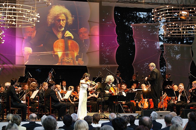 Mischa Maisky (Violoncello), Min-Jung Suh (Violin) und Symphonieorchester des Tschechischen Rundfunks, 15. Juli 2005, Internationales Musikfestival Český Krumlov, Bildsquelle: © Auviex s.r.o., Foto: Libor Sváček