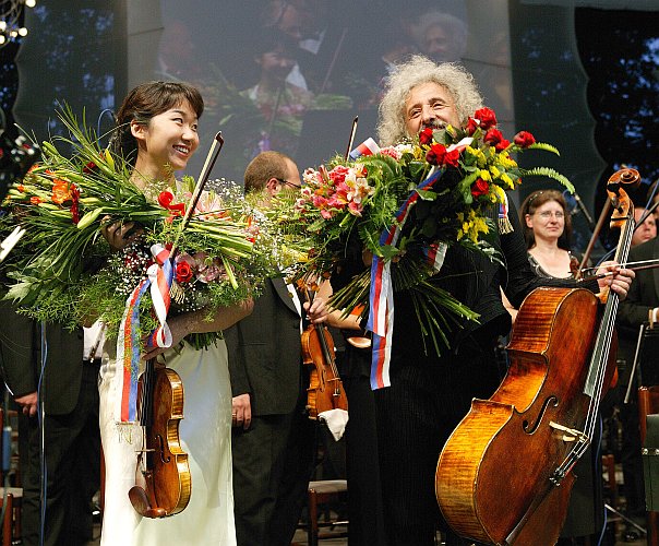 Mischa Maisky (violoncello), Min-Jung Suh (housle) a Symfonický orchestr Českého rozhlasu, 15. července 2005, Mezinárodní hudební festival Český Krumlov, zdroj: © Auviex s.r.o., foto: Libor Sváček