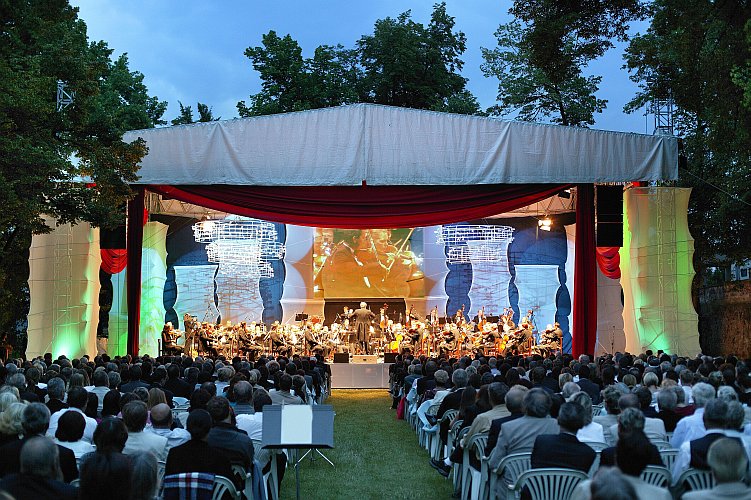 Mischa Maisky (Violoncello), Min-Jung Suh (Violin) und Symphonieorchester des Tschechischen Rundfunks, 15. Juli 2005, Internationales Musikfestival Český Krumlov, Bildsquelle: © Auviex s.r.o., Foto: Libor Sváček