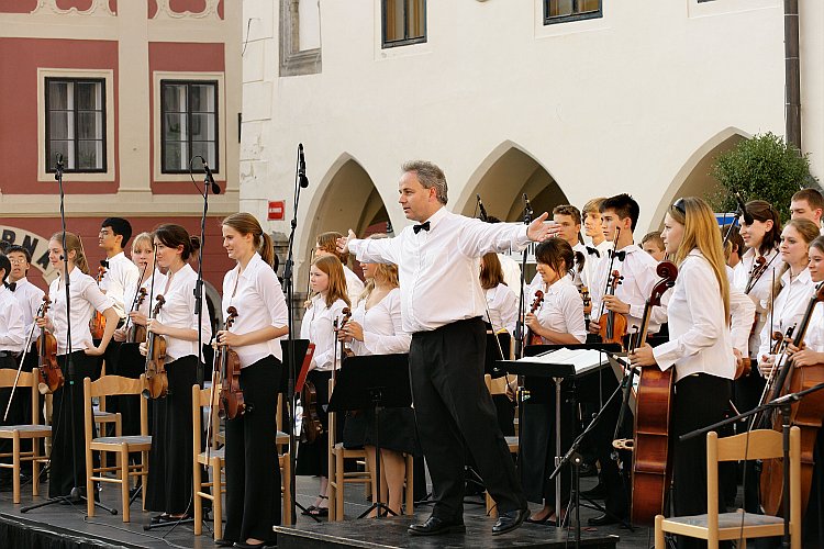 Encore – dětský symfonický orchestr (Velká Británie), 18. srpna 2005, Mezinárodní hudební festival Český Krumlov, zdroj: © Auviex s.r.o., foto: Libor Sváček