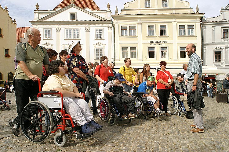 Skupinová prohlídka města - pro vozíčkáře, Den s handicapem - Den bez bariér, Český Krumlov 11. září 2004, foto: © Lubor Mrázek