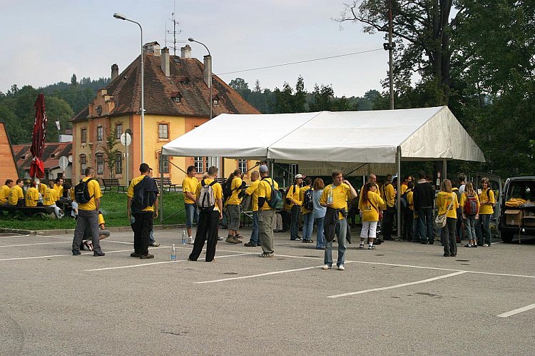 Přípravy před začátkem akce a informační stan na parkovišti P1, Den s handicapem - Den bez bariér Český Krumlov, 10. září 2005, foto: © Lubor Mrázek