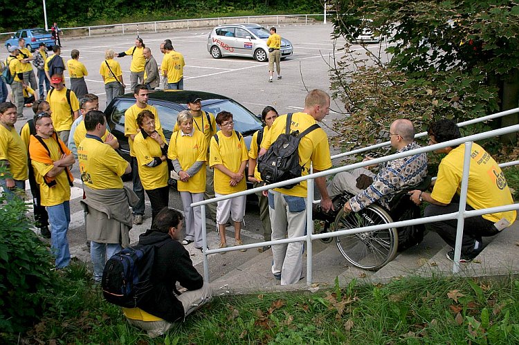 Přípravy před začátkem akce a informační stan na parkovišti P1, Den s handicapem - Den bez bariér Český Krumlov, 10. září 2005, foto: © Lubor Mrázek