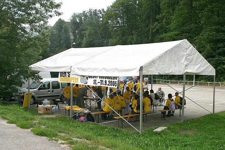 Přípravy před začátkem akce a informační stan na parkovišti P1, Den s handicapem - Den bez bariér Český Krumlov, 10. září 2005, foto: © Lubor Mrázek