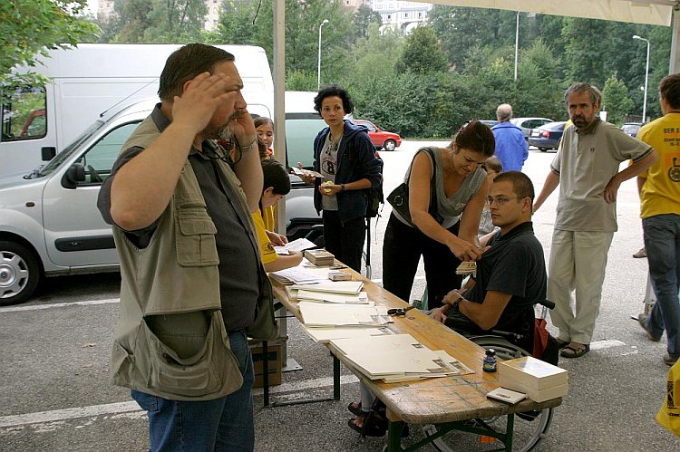 Přípravy před začátkem akce a informační stan na parkovišti P1, Den s handicapem - Den bez bariér Český Krumlov, 10. září 2005, foto: © Lubor Mrázek