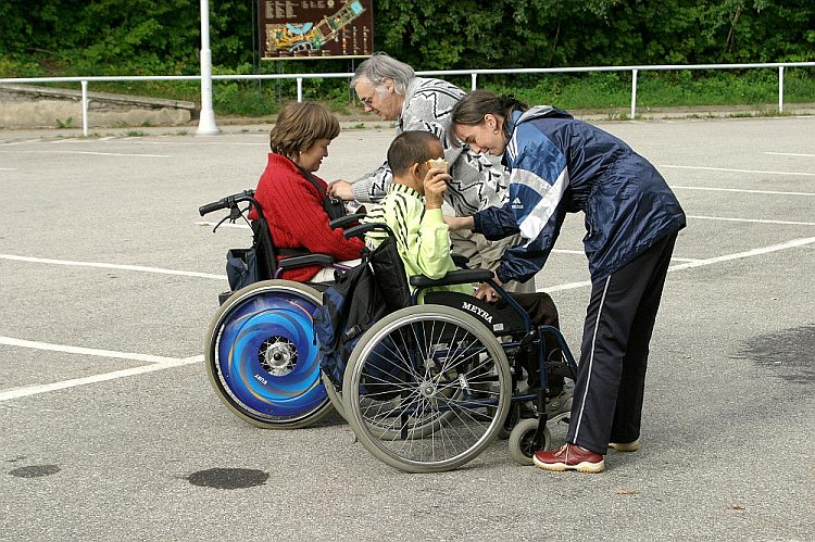 Přípravy před začátkem akce a informační stan na parkovišti P1, Den s handicapem - Den bez bariér Český Krumlov, 10. září 2005, foto: © Lubor Mrázek